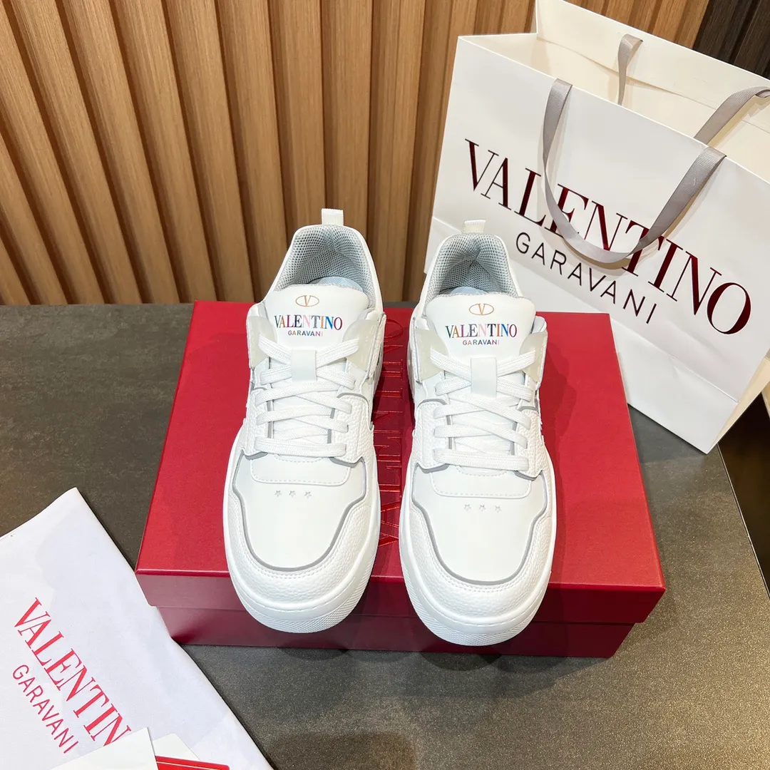 👟👟Ex-factory price 660👟👟 𝑽𝒂𝒍𝒆𝒏𝒕𝒊𝒏𝒐Valentino 𝑶𝒏𝒆𝑺𝒕𝒖𝒅 Couple casual sports shoes series Valentino 2024 new couple sports shoes are on sale. The original ZP was purchased and dismantled. Repeated pattern making and modification. I tried my best to restore it one to one! Top luxury masterpiece Signature five-pointed star design Soft and comfortable genuine leather with contrasting colors brings excellent and elegant texture and excellent on-foot comfort Top purchasing version upper: imported calfskin surface/original oil edge craftsmanship Outsole: original development 𝐓𝐏𝐔 two-color combination outsole Packaging: original configuration complete package Code number: 34-𝟒𝟓